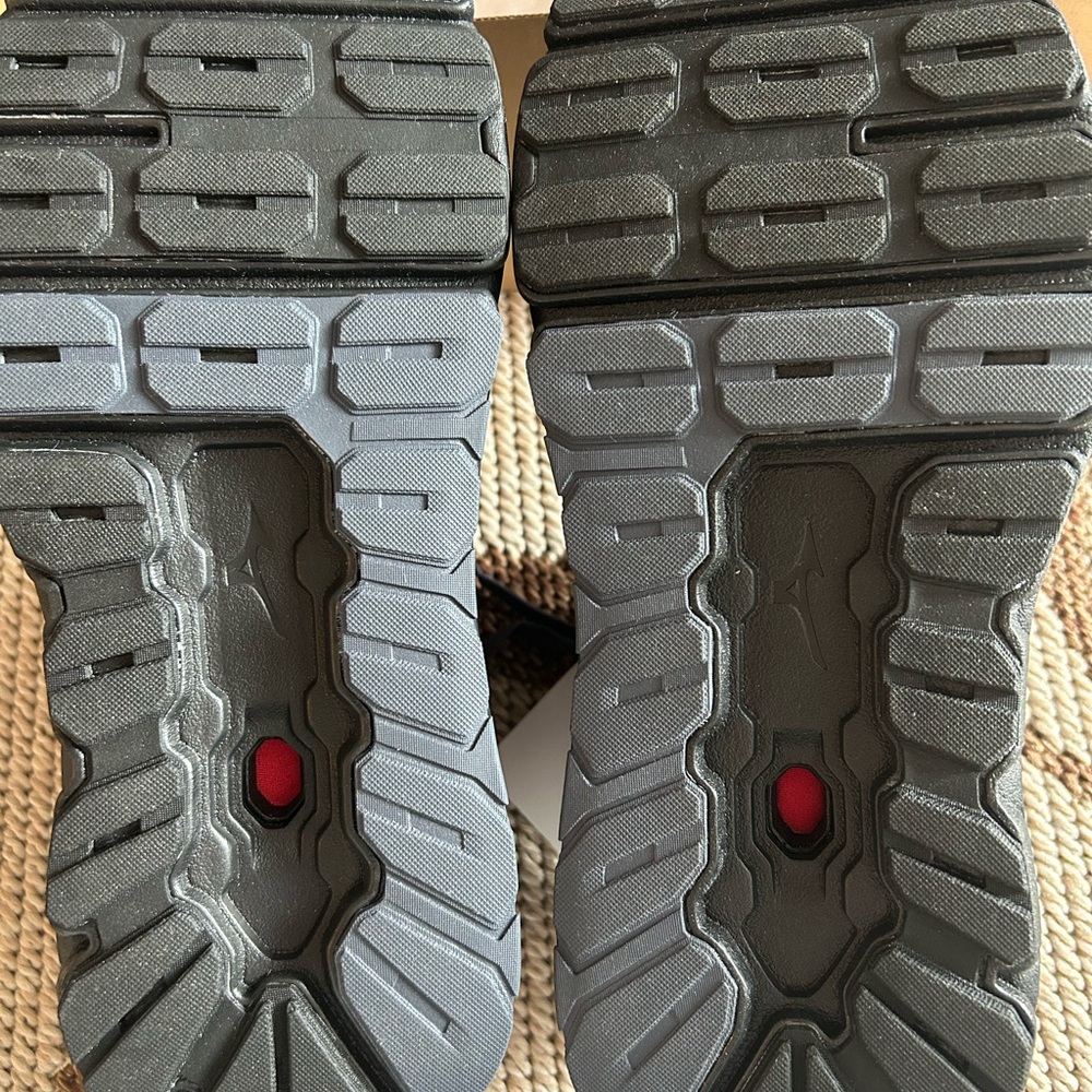 Mizuno Men's Gray and Black Athletic Shoes. Brand new with box 🤗 - Picture 5 of 10